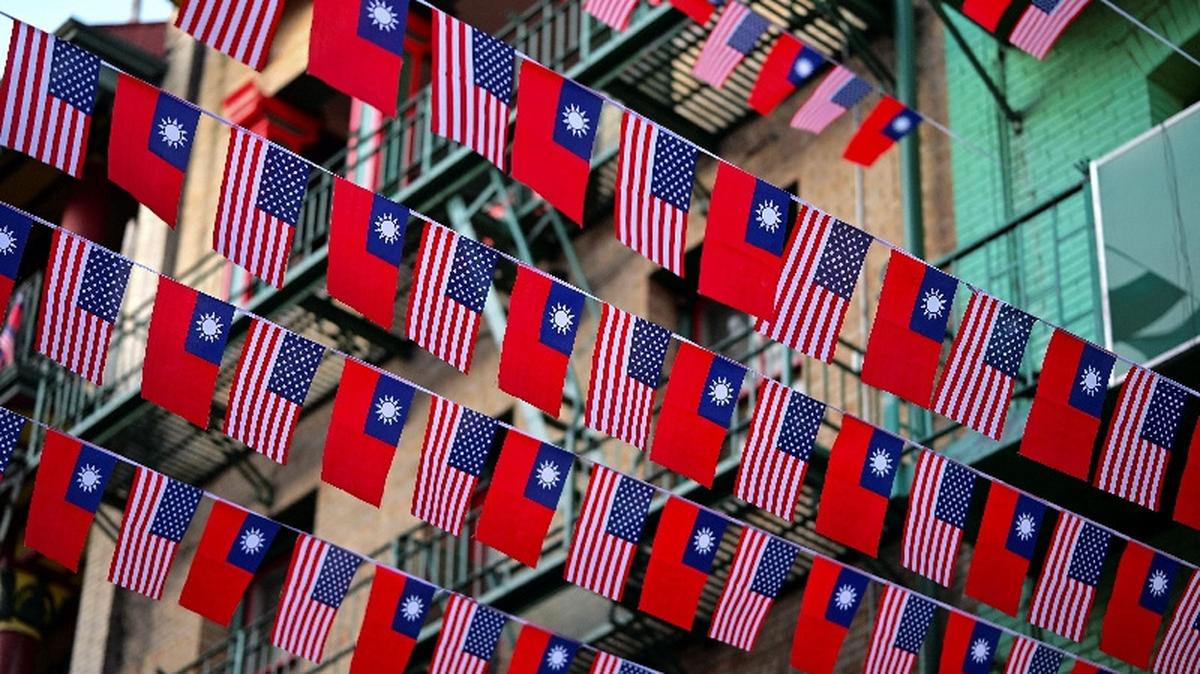 U.S. and Taiwanese flags are seen in San Francisco, California, January 28, 2026. REUTERS/Stephen Nellis