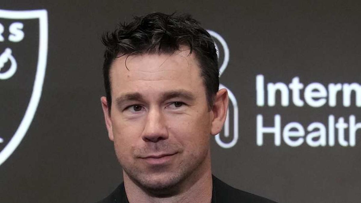  Apr 24, 2026; Henderson, NV, USA; Las Vegas Raiders coach Klint Kubiak at press conference at Intermountain Health Performance Center. Mandatory Credit: Kirby Lee-Imagn Images | Kirby Lee-Imagn Images 
