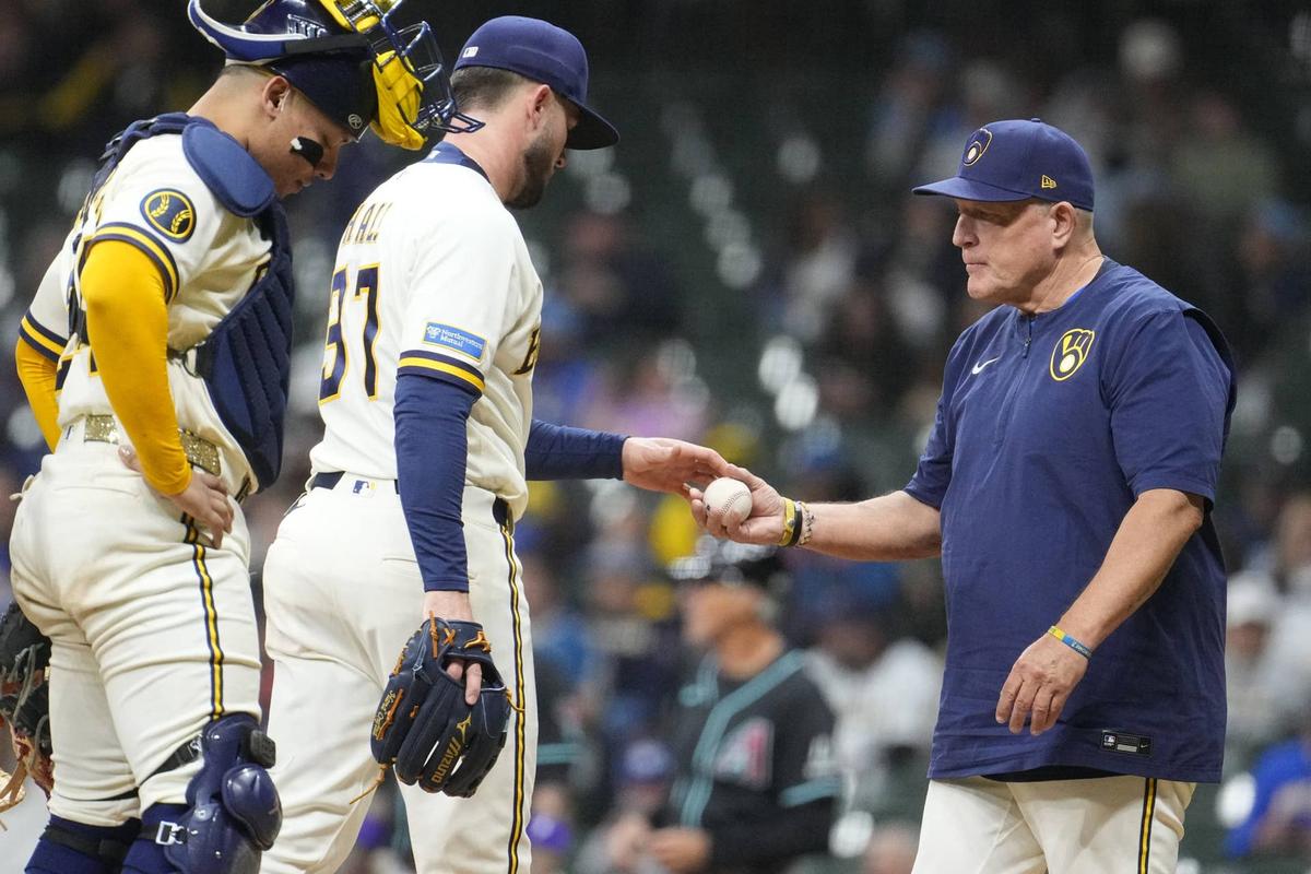  Milwaukee Brewers manager Pat Murphy (49)