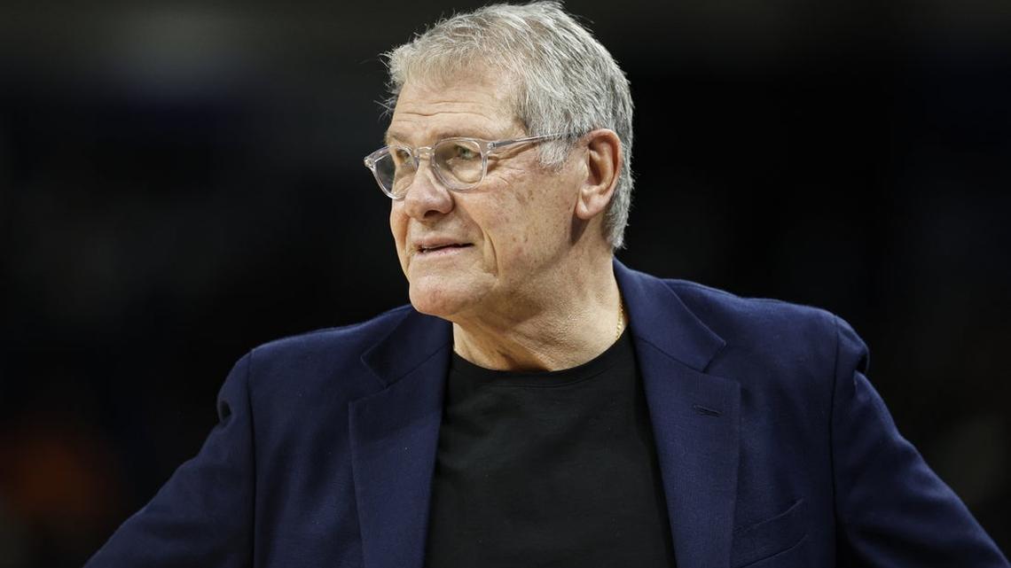 Geno Auriemma ties record as UConn stays No. 1