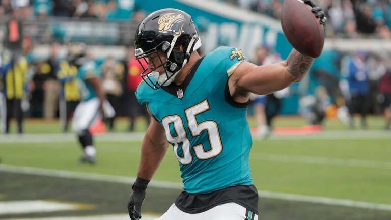 Reports: Jaguars agree on three-year, $48M deal with tight end Strange