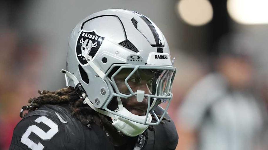  Jan 4, 2026; Paradise, Nevada, USA; Las Vegas Raiders running back Ashton Jeanty (2) carries the ball against the Kansas City Chiefs in the first half at Allegiant Stadium. Mandatory Credit: Kirby Lee-Imagn Images | Kirby Lee-Imagn Images 