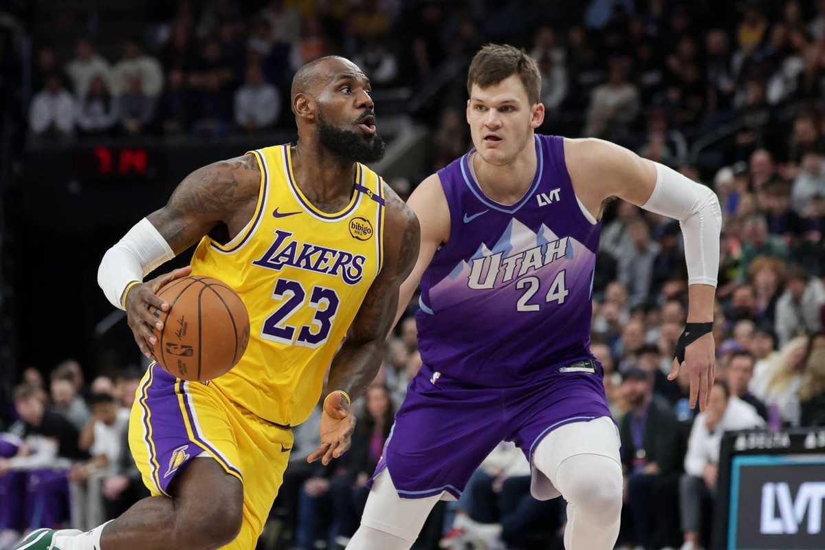  Los Angeles Lakers forward LeBron James (23) dribbles past Utah Jazz center Walker Kessler (24). Chris Nicoll-Imagn Images