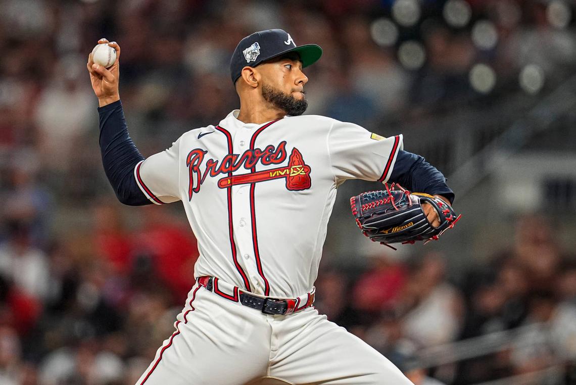  Atlanta Braves relief pitcher Robert Suarez (75) © Dale Zanine-Imagn Images