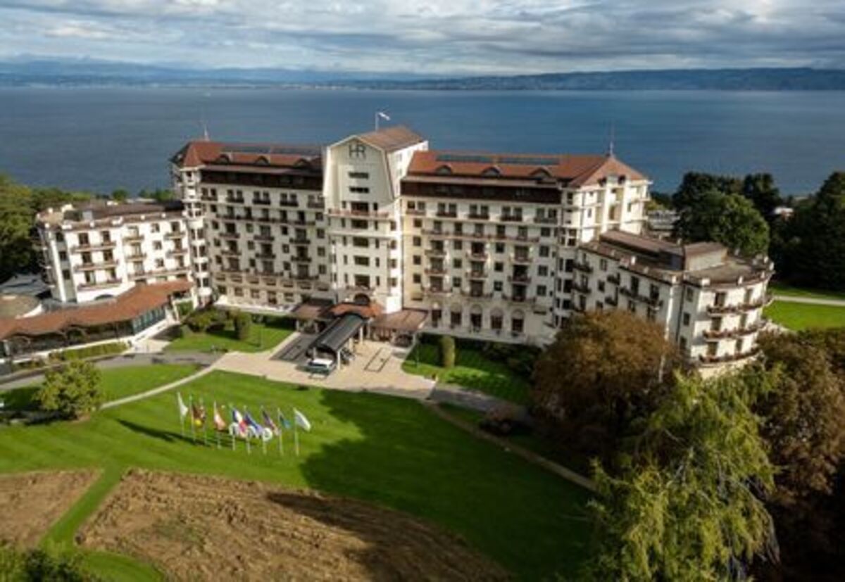 FILE PHOTO: A drone views shows the Evian Resort hotel overlooking Lake Geneva (Leman) where the 2026 G7 summit will take place in Evian-les-Bains, France, September 12, 2025. REUTERS/Denis Balibouse/File Photo