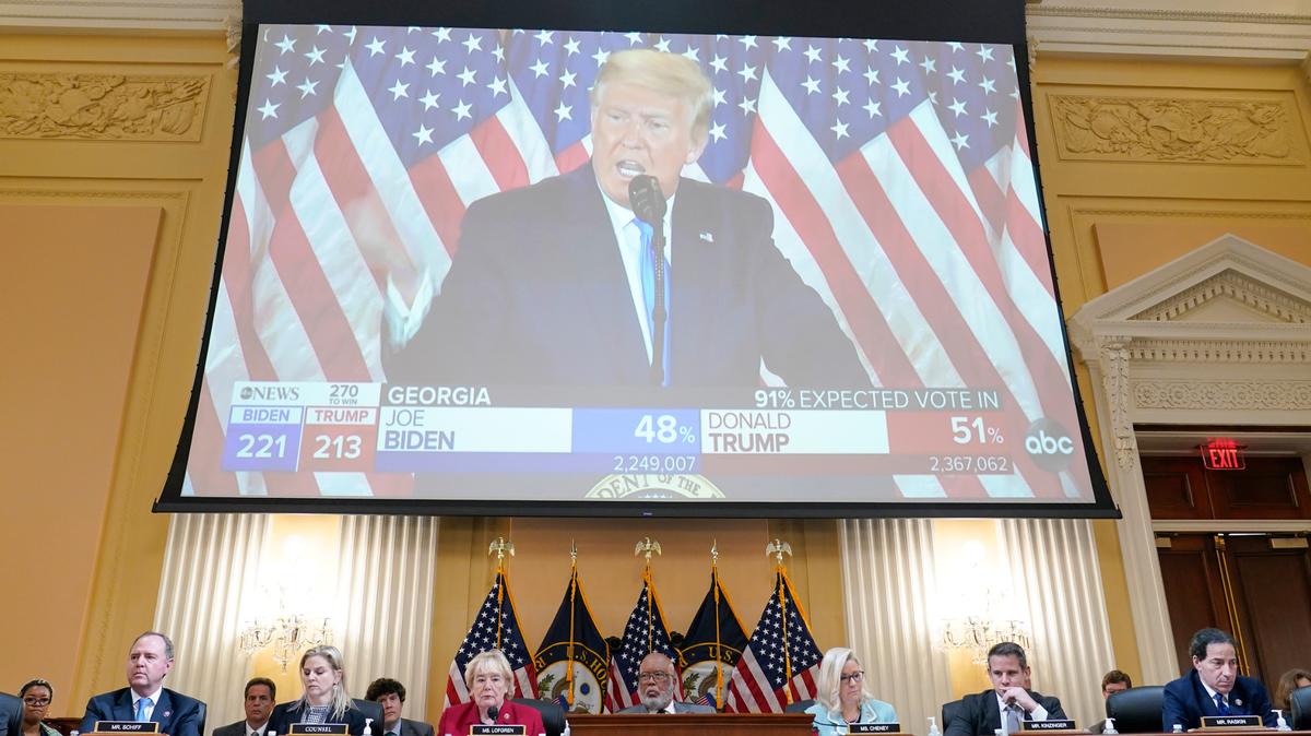 Un video de prueba se reproduce mientras la comisión selecta de la Cámara de Representantes que investiga el asalto del 6 de enero al Capitolio de Estados Unidos continúa revelando sus conclusiones de una investigación de un año, en el Capitolio en Washington, el lunes 13 de junio de 2022. (AP Foto/Susan Walsh)