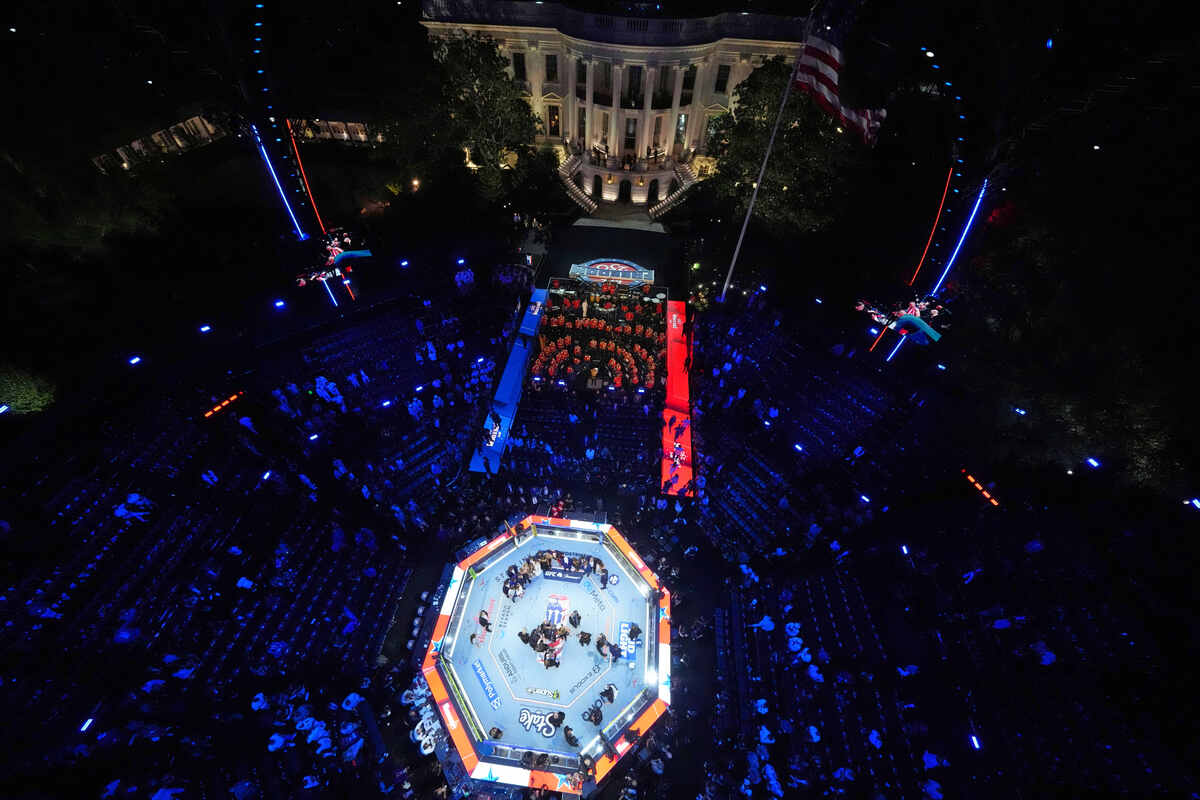 President Donald Trump, first lady Melania Trump, UFC president and CEO Dana White and others, pose for a photo inside the octagon after UFC Freedom 250 on the South Lawn of the White House, Monday, June 15, 2026, in Washington. (AP Photo/Alex Brandon, Pool) 