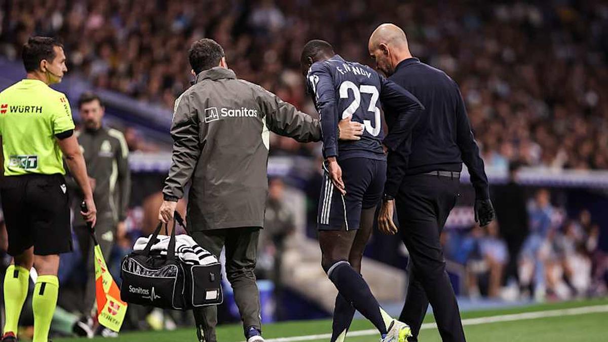  Ferland Mendy (center) is back to the infirmary. | Javier Borrego/Europa Press/Getty Images 