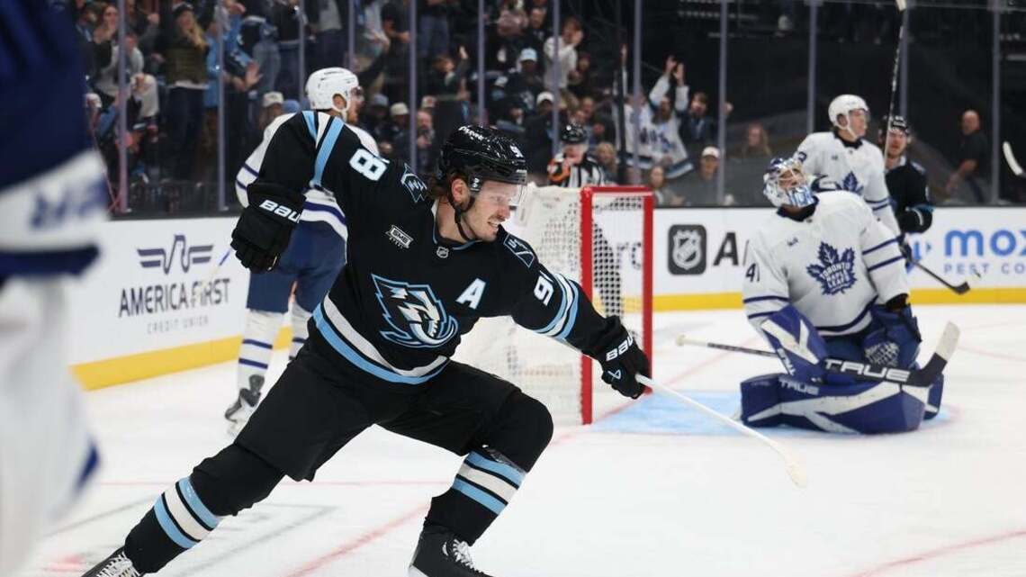 Mammoth hold off Maple Leafs' third-period rally 