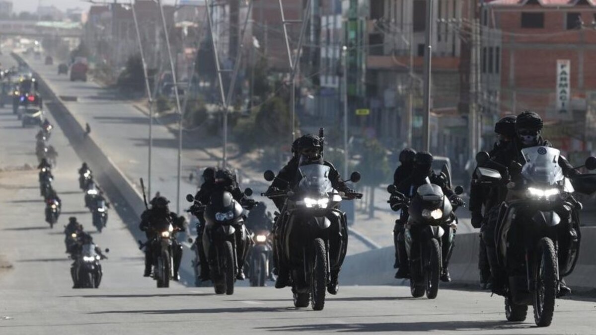Members of the Bolivian police and Army work to clear roadblocks in El Alto on Saturday after the declaration of a state of emergency. Photo by Luis Gandarillas/EPA