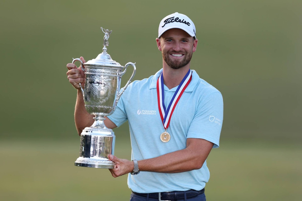  LOS ANGELES, CALIFORNIA - JUNE 18: Wyndham Clark of the United States poses with the trophy after securing victory in the final round of the 123rd U.S. Open Championship at The Los Angeles Country Club on June 18, 2023 in Los Angeles, California. (Photo by Richard Heathcote/Getty Images) 