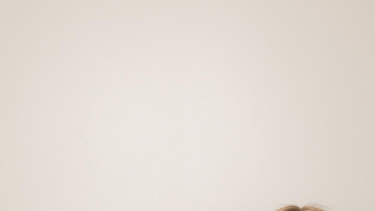 Jada Jones with a plate of cookies at the Dacie Moses House, Carleton College's cookie house in Northfield, Minn., March 30, 2026. For decades, Carleton College has kept a place where students and others can come, bake and share. (Liam James Doyle/The New York Times)