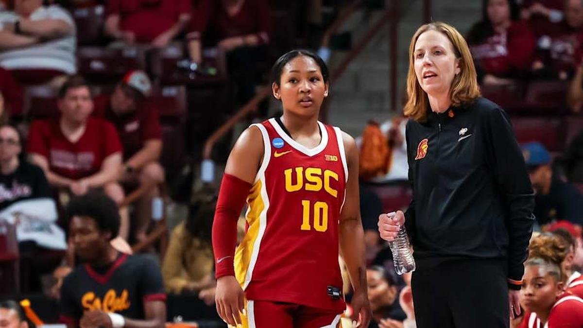  Mar 21, 2026; Columbia, South Carolina, USA; USC Trojans head coach Lindsay Gottlieb speaks with guard Malia Samuels (10) against the Clemson Tigers in the first half at Colonial Life Arena. Mandatory Credit: Jeff Blake-Imagn Images | Jeff Blake-Imagn Images 