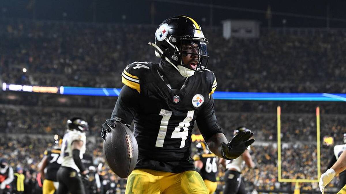  Pittsburgh Steelers running back Kenneth Gainwell (14) rushes for a touchdown against the Baltimore Ravens during the second half at Acrisure Stadium. | Barry Reeger-Imagn Images 