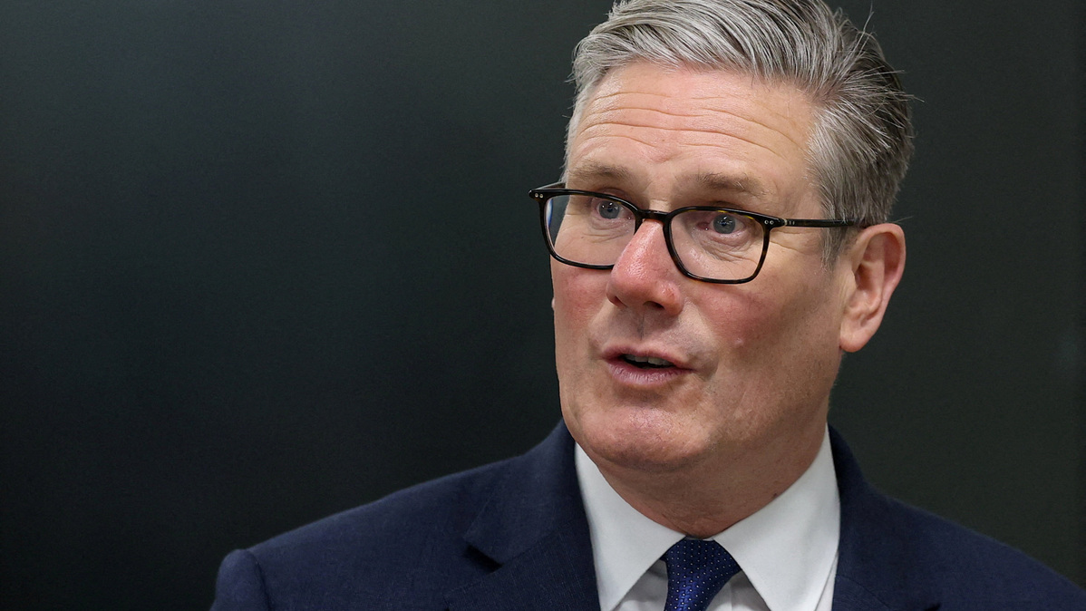 FILE PHOTO:                                                                Britain's Prime Minister Keir Starmer meets construction apprentices during a visit to London South Bank Technical College in London, Britain, May 12, 2026.  REUTERS/Toby Melville/Pool/File Photo
