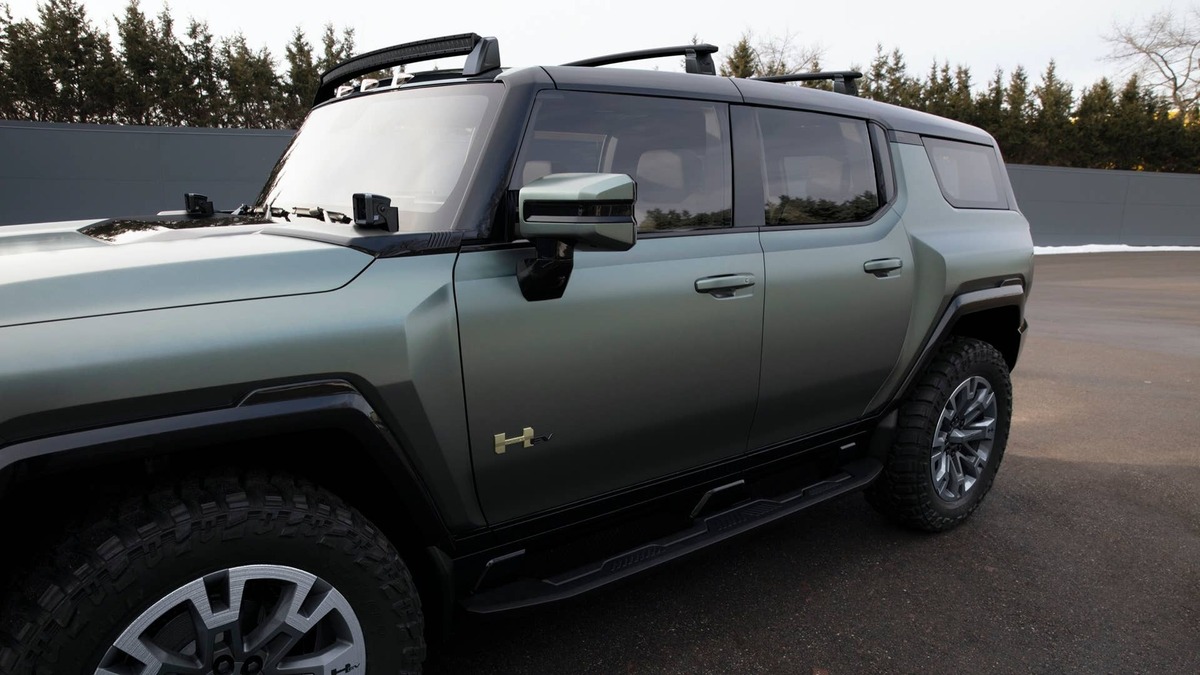  The near-vertical orientation of the windshield on the Hummer EV makes it easy to crack, not unlike other off-roaders. GMC