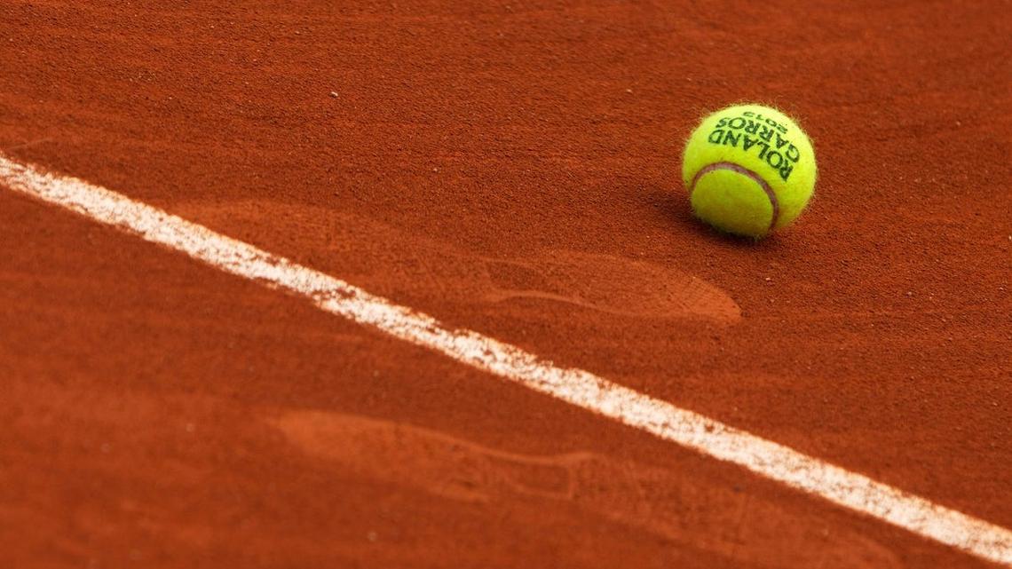 French Open doubles match ends after sign causes injury 