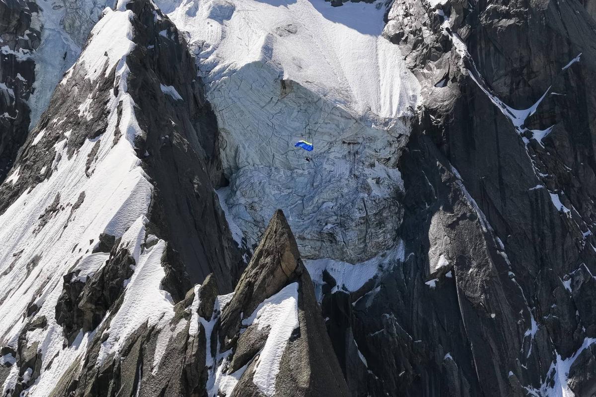  Matthias Giraud, ski BASE on the Aiguille du Plan North Face.