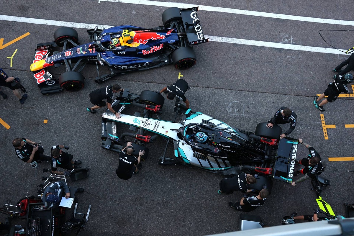  Isack Hadjar and George Russell in the pit lane during the 2026 F1 Monaco Grand Prix practice. Photo by Sam Bloxham/LAT Images