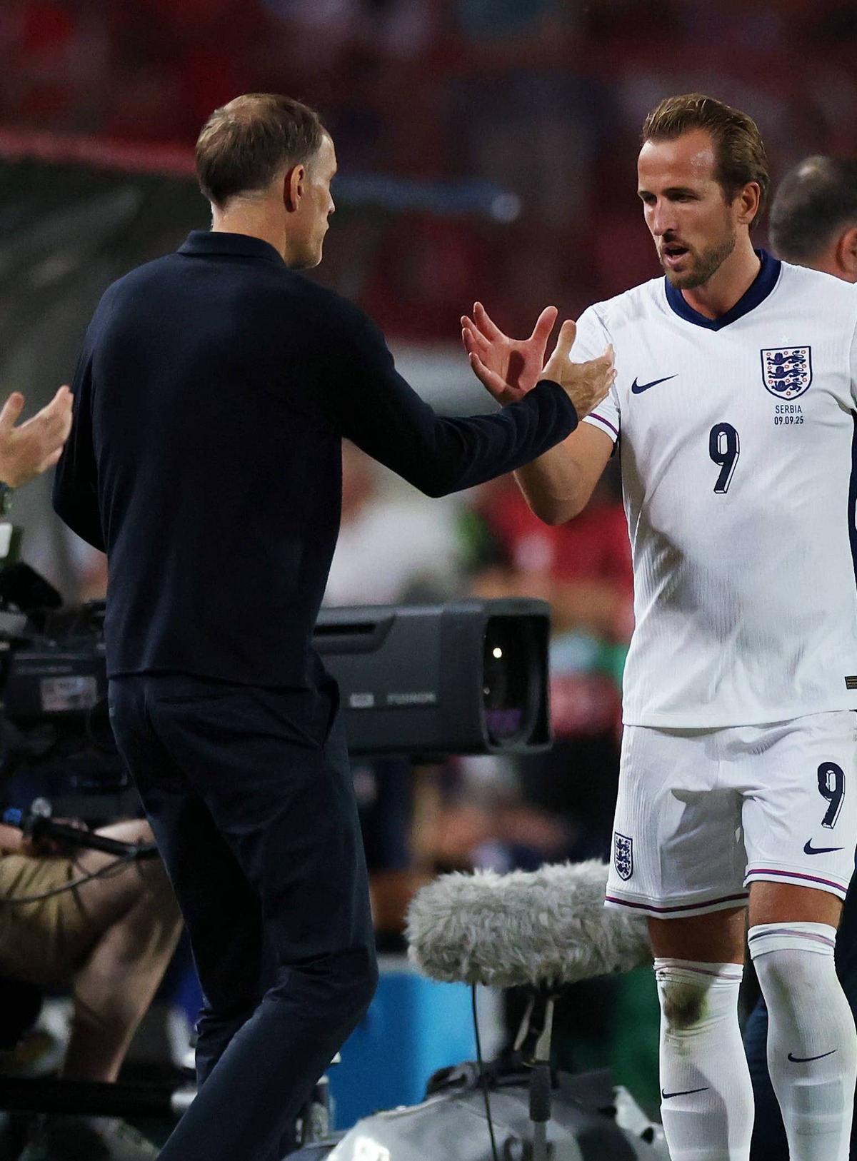  Thomas Tuchel with Harry Kane as he is substituted during the FIFA World Cup 2026 qualifier match between Serbia and England. Photo by Eddie Keogh - The FA/The FA via Getty Images