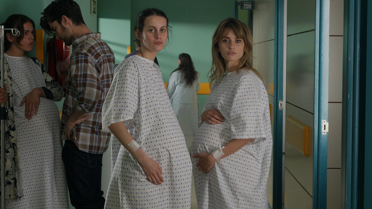 En esta imagen difundida por Sony Pictures Classics, Milena Smit, en el centro, y Penélope Cruz en una escena de “Madres paralelas”. (Iglesias Más/Sony Pictures Classics vía AP)