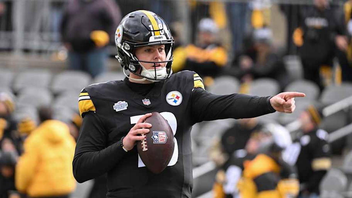  Pittsburgh Steelers quarterback Will Howard (18) warms up before a game against the Cincinnati Bengals at Acrisure Stadium. | Barry Reeger-Imagn Images 