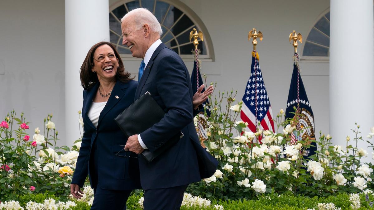 La vicepresidenta Kamala Harris y el presidente Joe Biden sonríen después de dar una conferencia de prensa acerca del anuncio de que las personas vacunadas no tienen que usar mascarillas en espacios abiertos y la mayoría de los lugares cerrados, el jueves 13 de mayo de 2021, en la Casa Blanca, en Washington D.C.