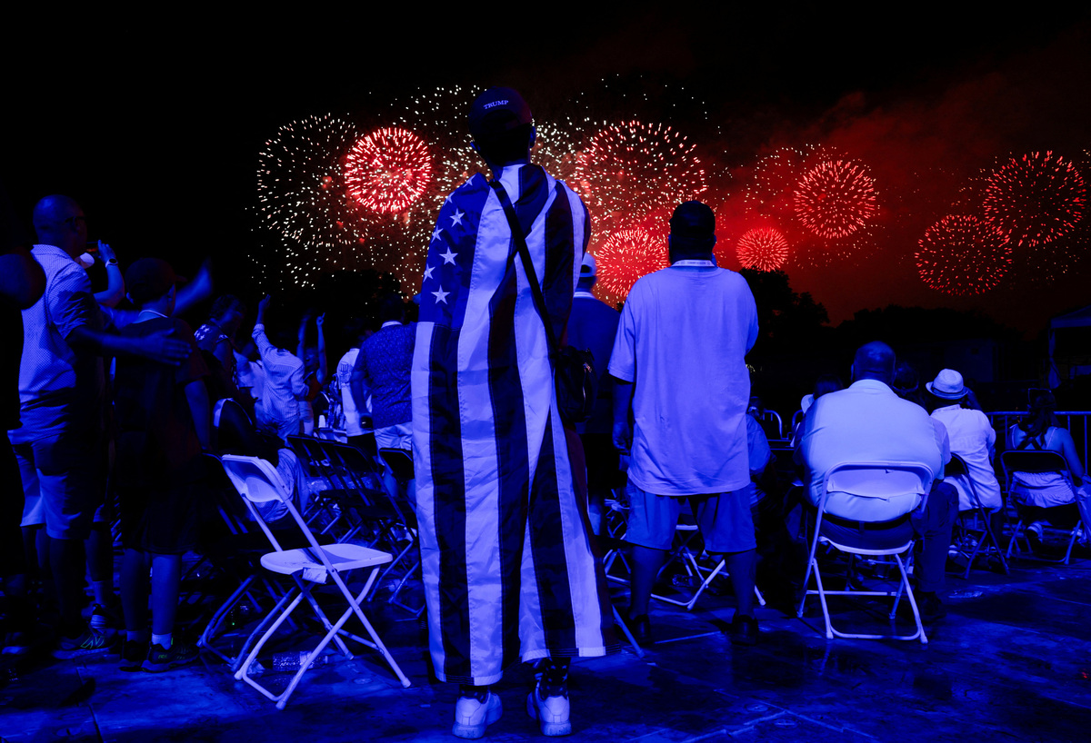 People watch a fireworks display that is attempting the largest firework display in history with 850,000 fireworks, at a Fourth of July rally featuring U.S. President Donald Trump, marking the 250th anniversary of U.S. independence, on the National Mall in Washington, D.C., U.S., July 5, 2026. REUTERS/Evan Vucci