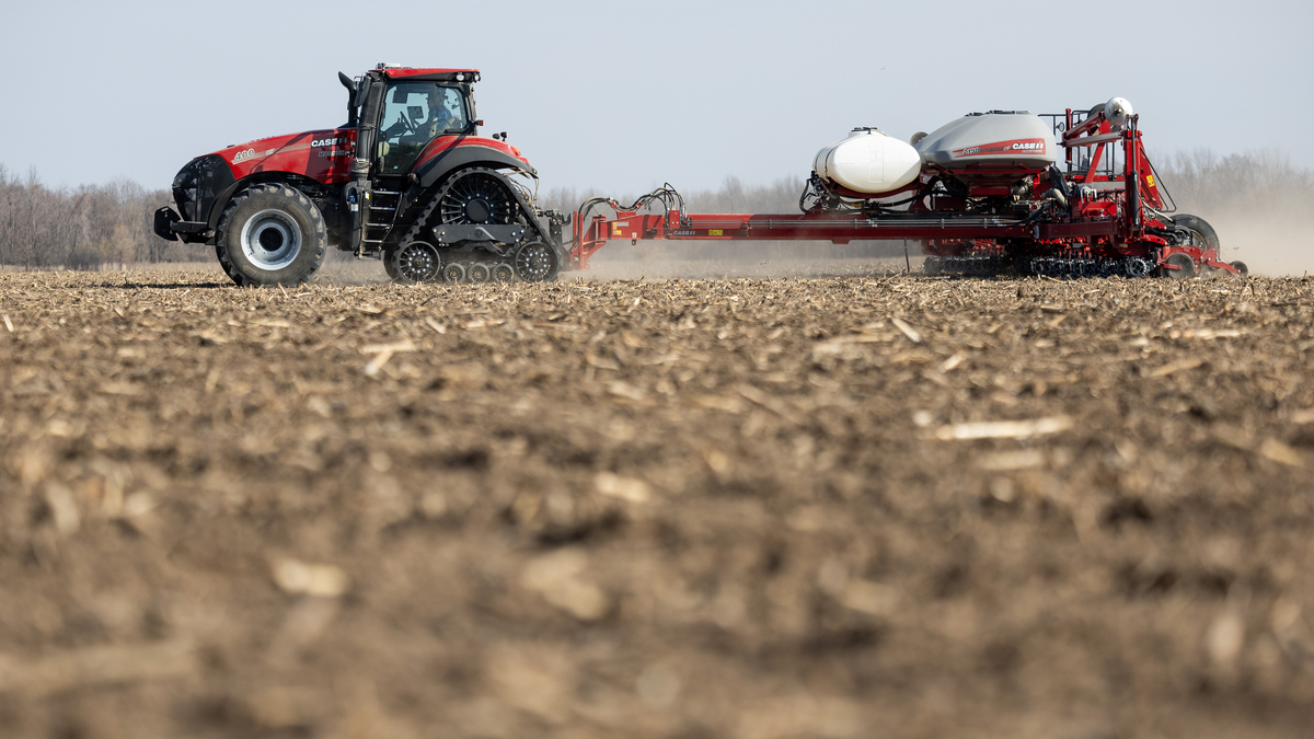 A farmer plants soybean seed at a farm in Hull, Illinois, on March, 25, 2026. (Josh Boland/Chicago Tribune/TNS)