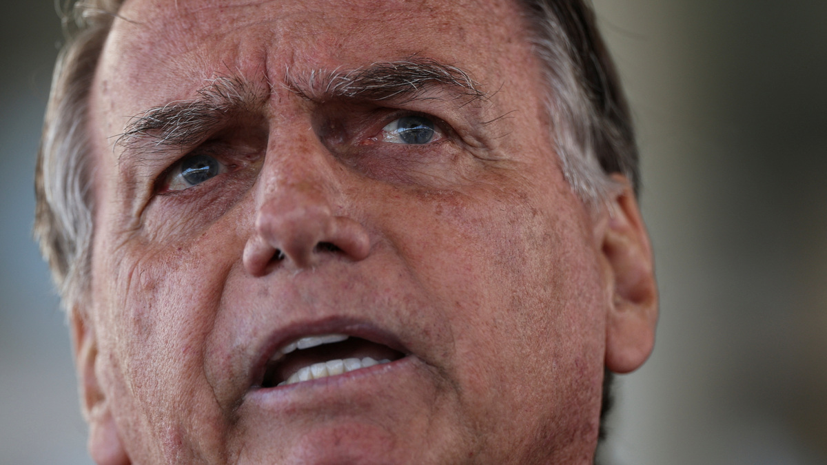 Former Brazilian President Jair Bolsonaro speaks to the media at the Federal Senate in Brasilia, Brazil July 17, 2025. REUTERS/Adriano Machado