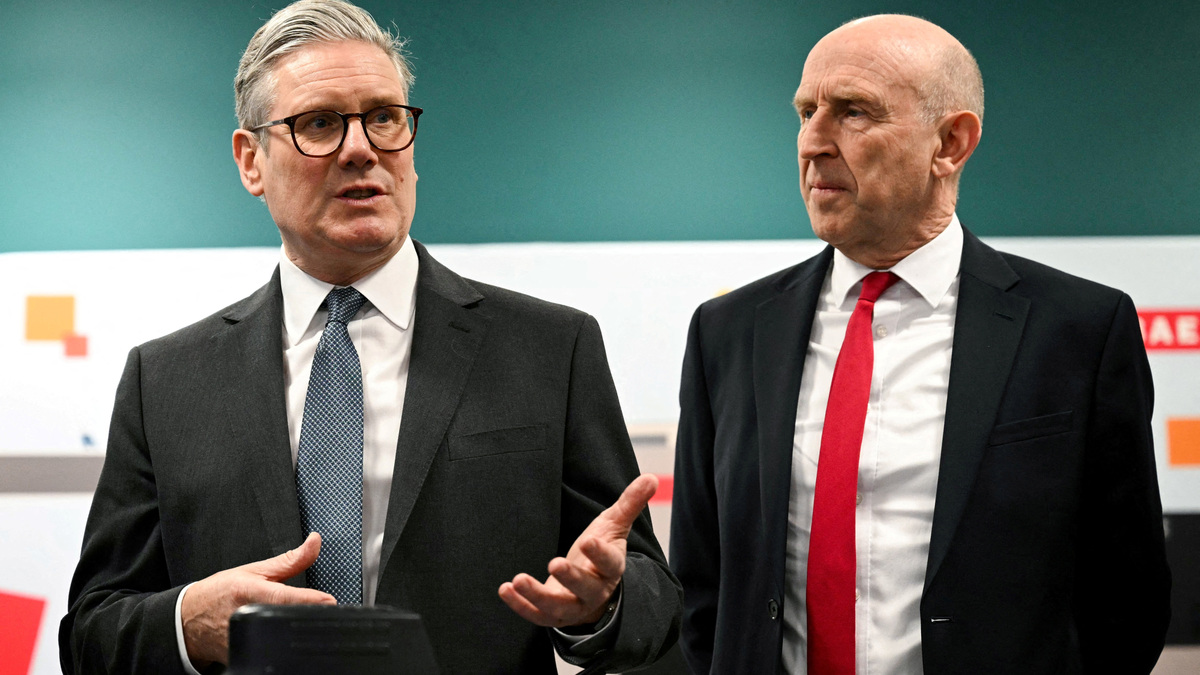 FILE PHOTO: Britain's Prime Minister Keir Starmer and Britain's Defence Secretary John Healey meet with BAE system apprentices during a joint visit in Barrow-in-Furness, Britain, on March 20, 2025.     OLI SCARFF/Pool via REUTERS/File Photo