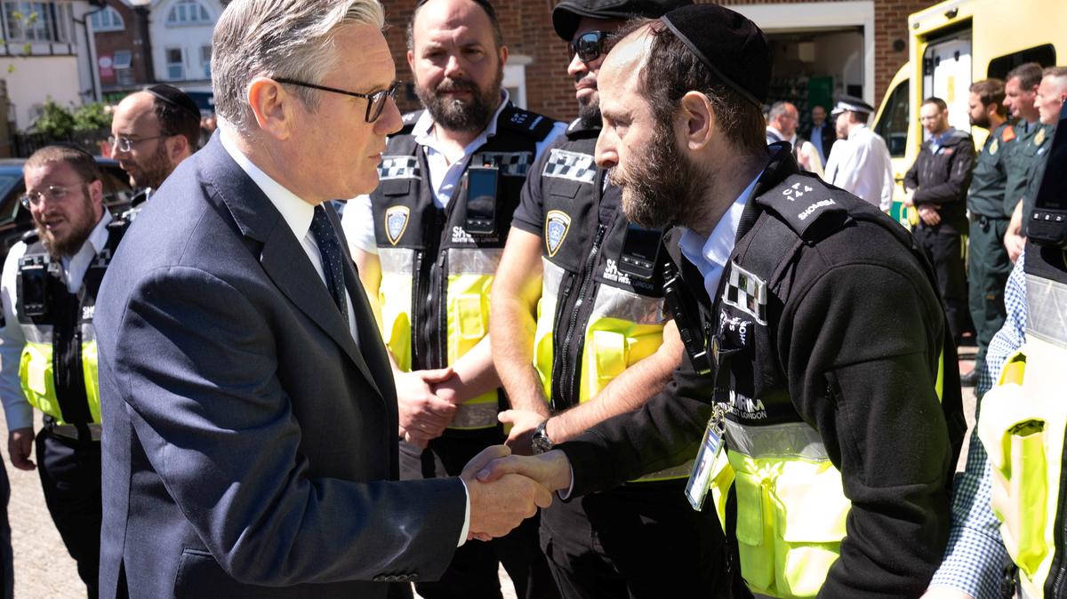 British Prime Minister Keir Starmer meets first responders from Shomrim North West London during a visit to Golders Green, north west London, following a terror attack on Wednesday morning in which two men were stabbed, in London, Britain, April 30, 2026.    Stefan Rousseau/Pool via REUTERS