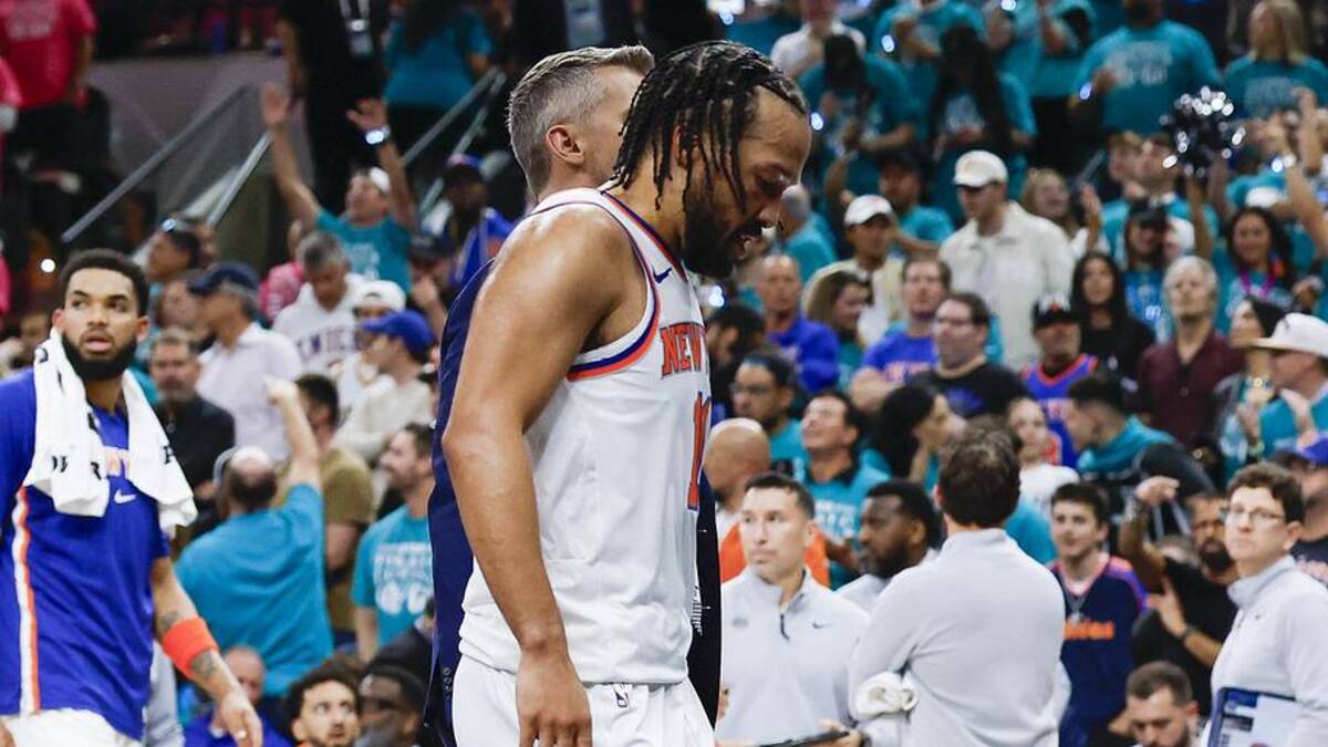  Jalen Brunson briefly went back to the locker room after tweaking is knee in Game 1 against the Spurs | Geoff Burke-Imagn Images 