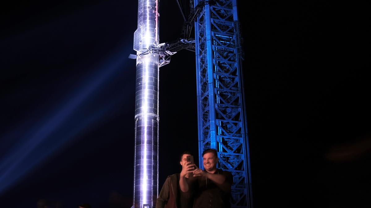 El empleados de SpaceX escuchan mientras Elon Musk habla sobre Starship, el 10 de febrero del 2022 cerca de Brownsville, Texas. Musk dijo qie el primer vuelo orbital de Starship _ el cohete más poderoso que se haya construido _ pudiera producirse en uno o dos meses. (Miguel Roberts/The Brownsville Herald vía AP)
