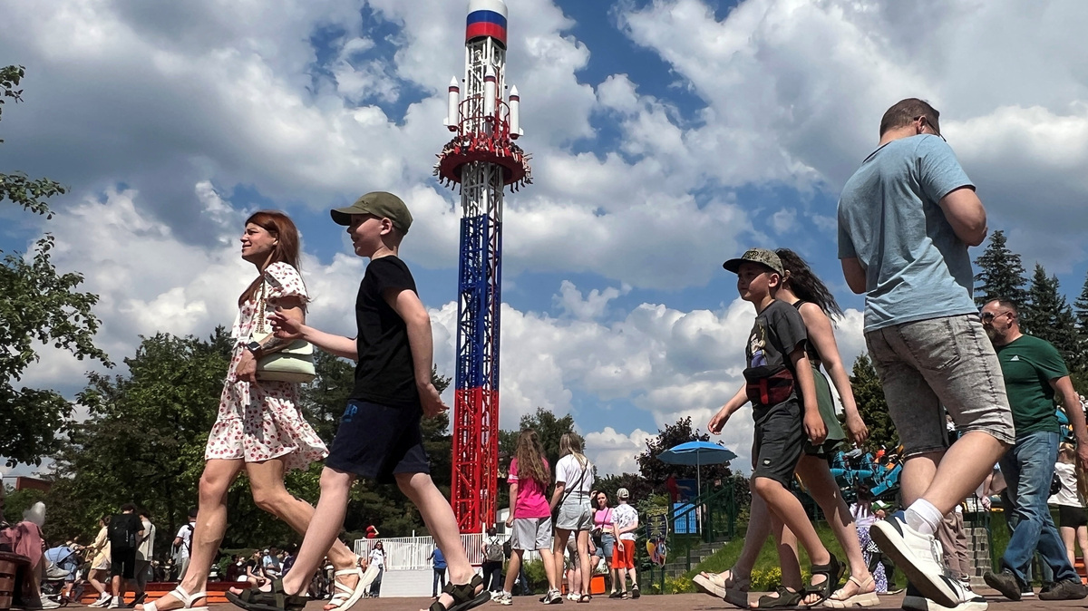 People walk past the "Oreshnik" ride, named after a nuclear-capable hypersonic missile, at an amusement park in Saint Petersburg, Russia June 5, 2026. REUTERS/Stringer