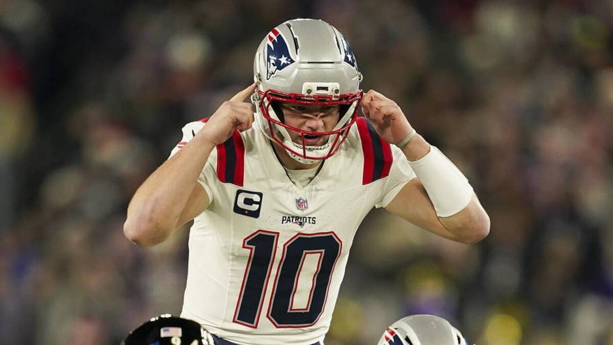  Dec 21, 2025; Baltimore, Maryland, USA; New England Patriots quarterback Drake Maye (10) at the line of scrimmage against the Baltimore Ravens during the first quarter of the game at M&T Bank Stadium. Mandatory Credit: Mitch Stringer-Imagn Images | Mitch Stringer-Imagn Images 