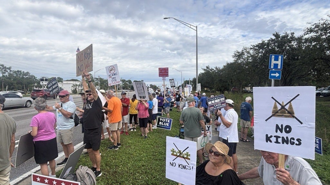 SW FL turnout numbers 1,000s in No Kings: Vote Early rallies