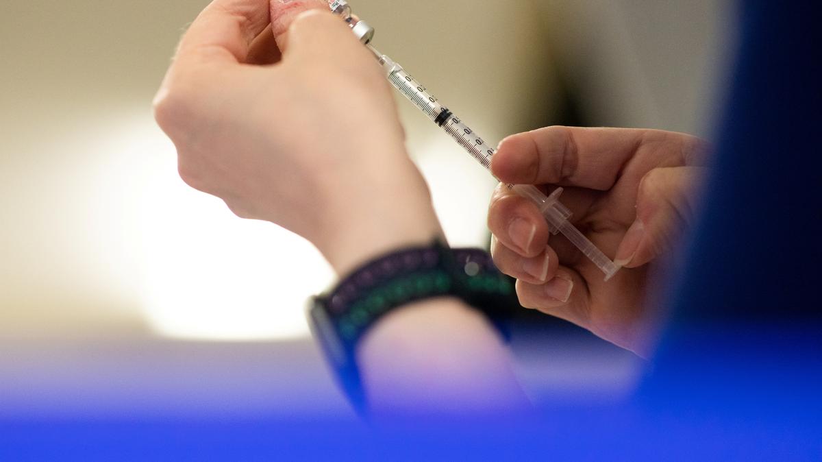 FILE PHOTO: A nurse fills up syringes with the coronavirus disease (COVID-19) vaccines for residents who are over 50 years old and immunocompromised and are eligible to receive their second booster shots in Waterford, Michigan, U.S., April 8, 2022.  REUTERS/Emily Elconin/ File Photo