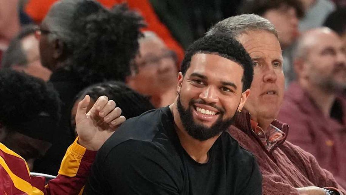  Feb 18, 2026; Los Angeles, California, USA; Chicago Bears quarterback Caleb Williams watches in the second half of the game between the Illinois Fighting Illini and the Southern California Trojans at Galen Center. | Kirby Lee-Imagn Images 