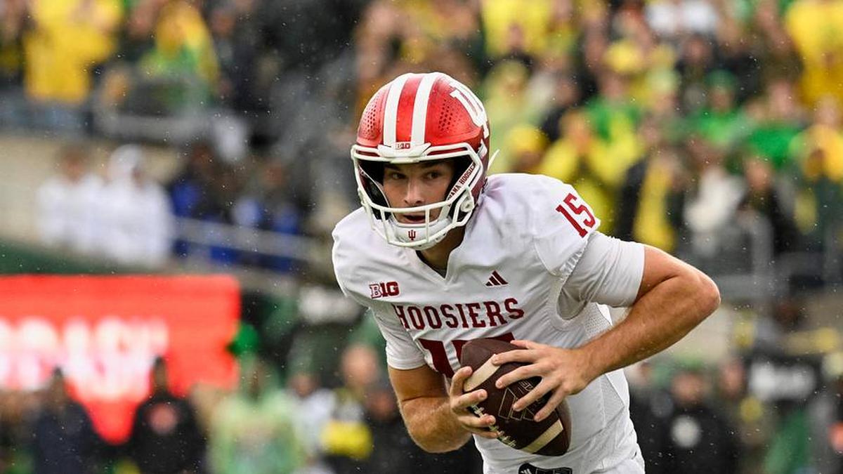  Oct 11, 2025; Eugene, Oregon, USA; Indiana Hoosiers quarterback Fernando Mendoza (15) runs with the ball against the Oregon Ducks during the fourth quarter at Autzen Stadium. Mandatory Credit: Troy Wayrynen-Imagn Images | Troy Wayrynen-Imagn Images 