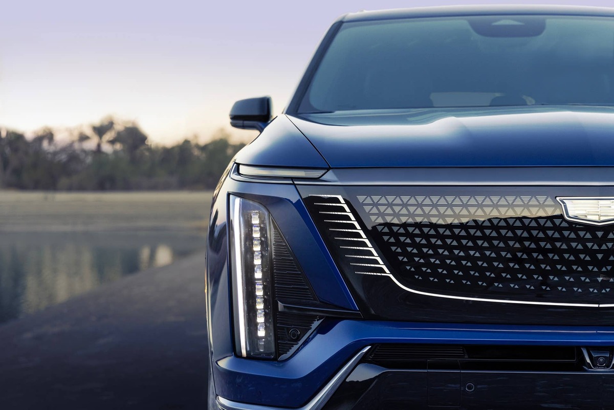  2026 Cadillac Vistiq in Opulent Blue Cadillac