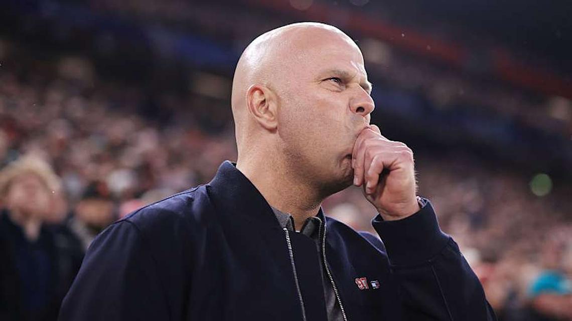  The Dutchman cannot shake the pressure. | Simon Stacpoole/Offside/Getty Images 