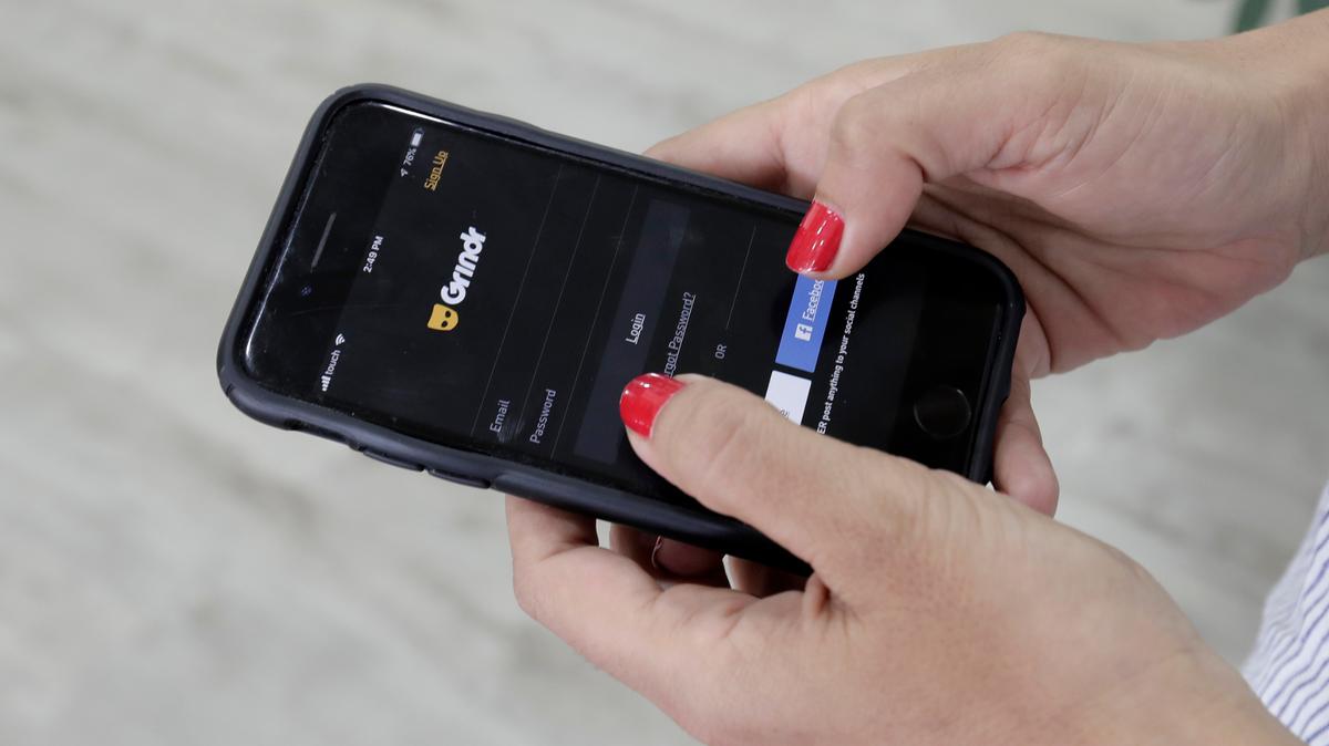 Foto de archivo. Una persona mira la app Grindr en su teléfono celular.