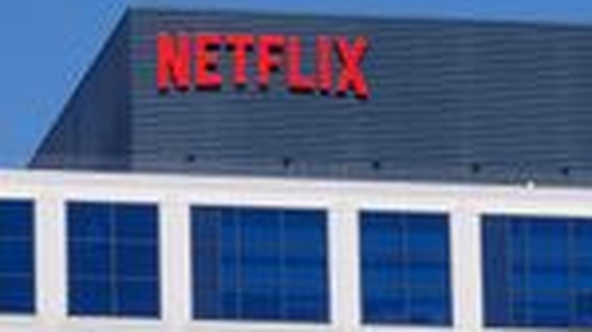FILE PHOTO: The Netflix logo is shown on one of the company's Hollywood buildings in Los Angeles, California, U.S., July 12, 2023.   REUTERS/Mike Blake/File Photo