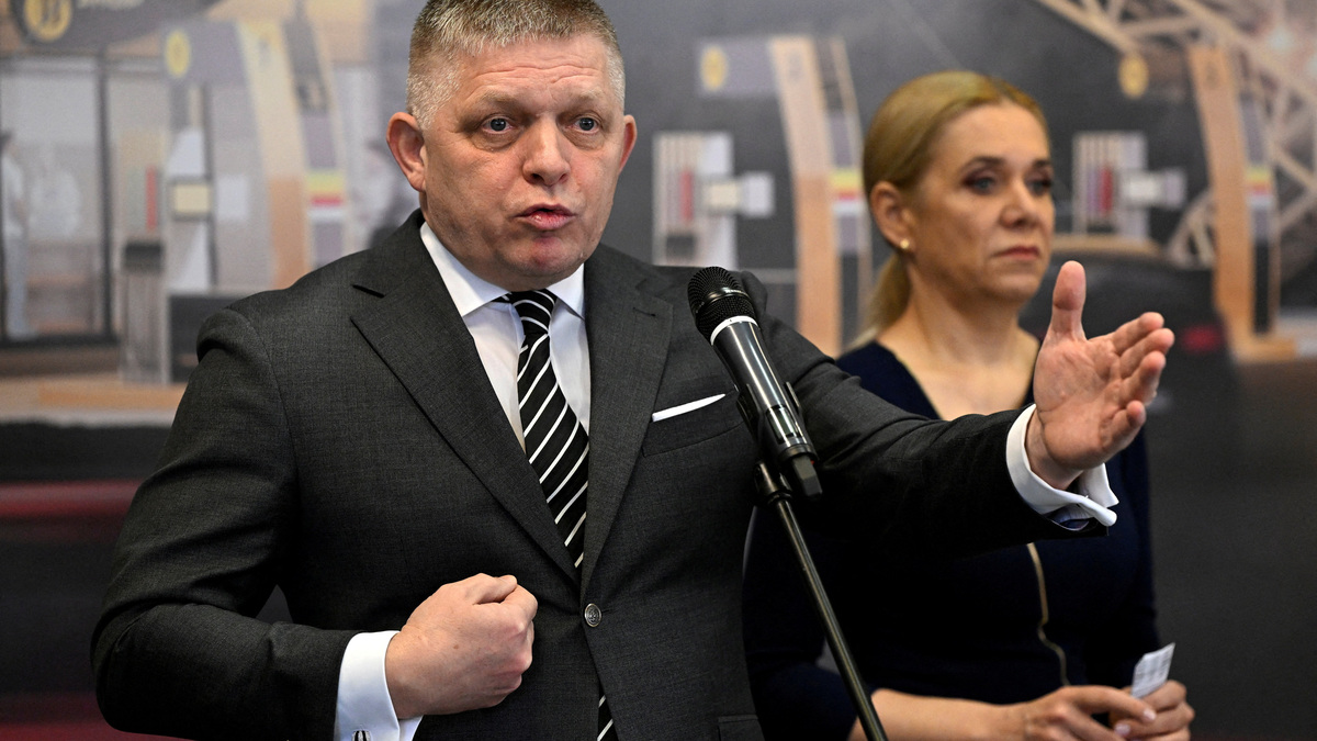 FILE PHOTO: Slovakia's Prime Minister Robert Fico speaks during a press conference after meeting with representatives of refinery Slovnaft in Bratislava, Slovakia, April 1, 2026. REUTERS/Radovan Stoklasa/File Photo