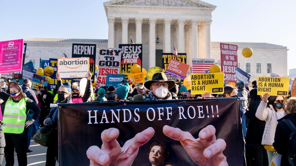 Activistas a favor y en contra del aborto protestan frente a la Corte Suprema de Estados Unidos, el 1 diciembre de 2021, en Washington D.C. 