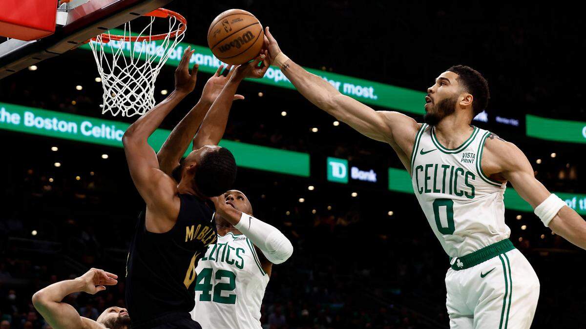 El delantero de los Celtics, Jayson Tatum (0), bloquea un tiro de Evan Mobley (4), de los Cavaliers de Cleveland, en el primer partido de la segunda ronda de los playoffs de la NBA, celebrado el 7 de mayo de 2024 en el TD Garden, en Boston, Massachusetts.