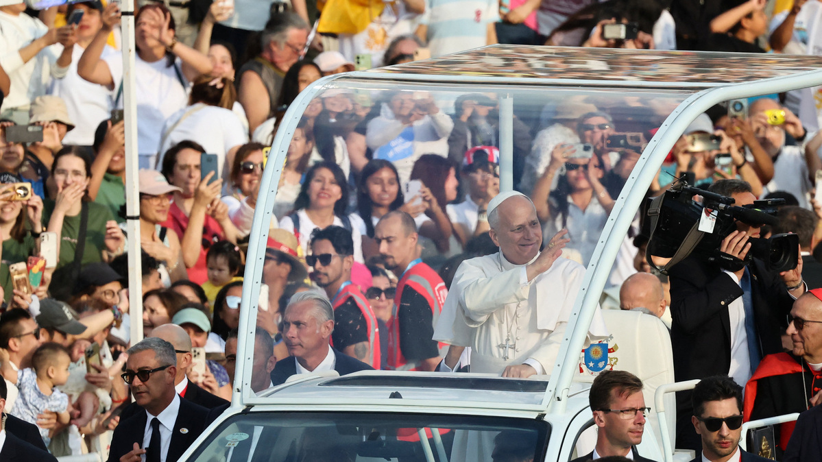 Pope Leo XIV arrives to attend a prayer vigil at the Lluis Companys Olympic Stadium, during his apostolic journey, in Barcelona, Spain, June 9, 2026. REUTERS/Yara Nardi