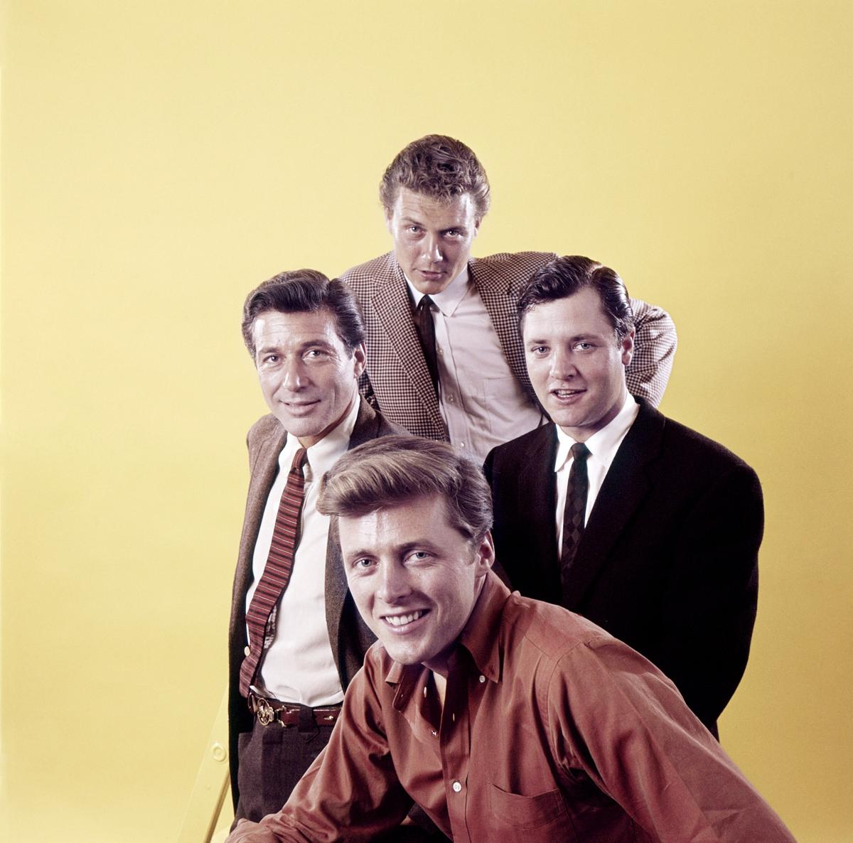 77 SUNSET STRIP, clockwise from front, Edd Byrnes, Efrem Zimbalist, Jr., Roger Smith, Richard Long, 1958-64 (1960 photo).Gene Trindl / TV Guide / courtesy Everett Collection