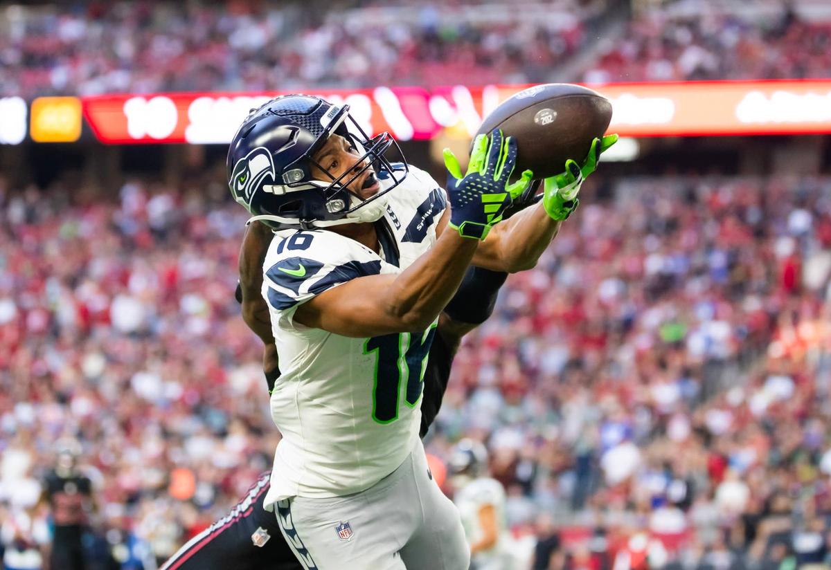  Seattle Seahawks wide receiver Tyler Lockett makes a catch against the Arizona Cardinals at State Farm Stadium. Mark J. Rebilas-Imagn Images